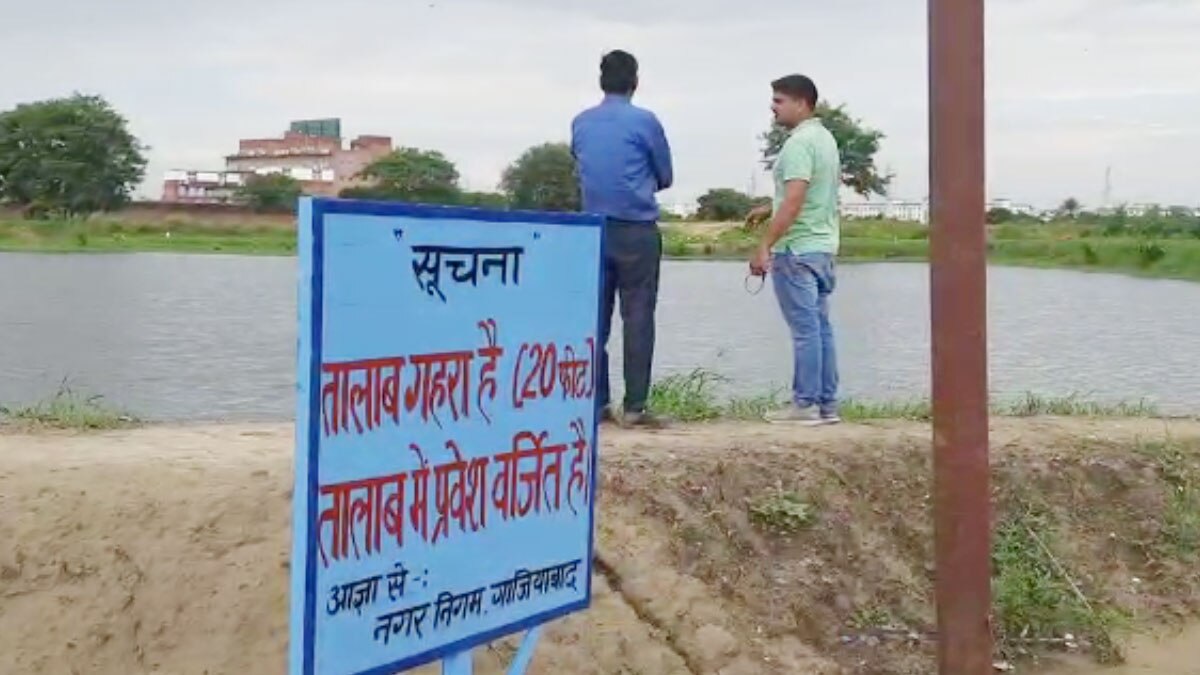 इंजीनियरिंग की नौकरी छोड़ तालाबों की देखरेख में जुटा शख्स