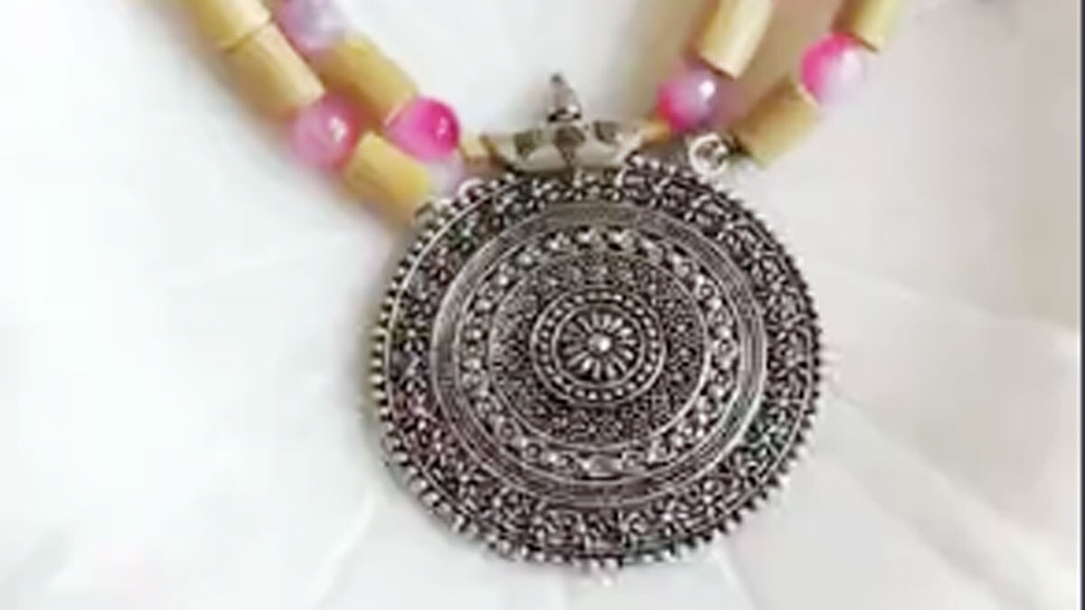 महिलाएं बांस से ज्वेलरी बनाकर लाखों कमा रही हैं 