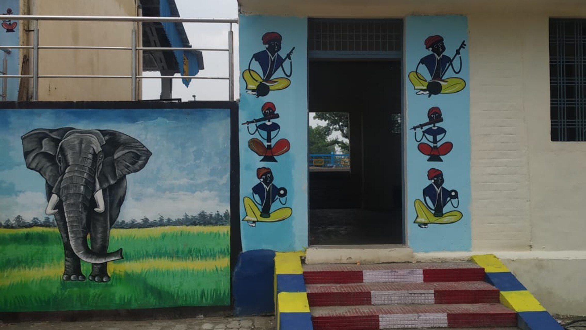 दीवारों पर जंगली जानवरों की पेंटिंग