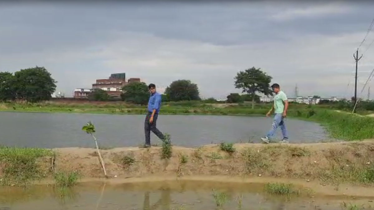 इंजीनियरिंग की नौकरी छोड़ तालाबों की देखरेख में जुटा शख्स