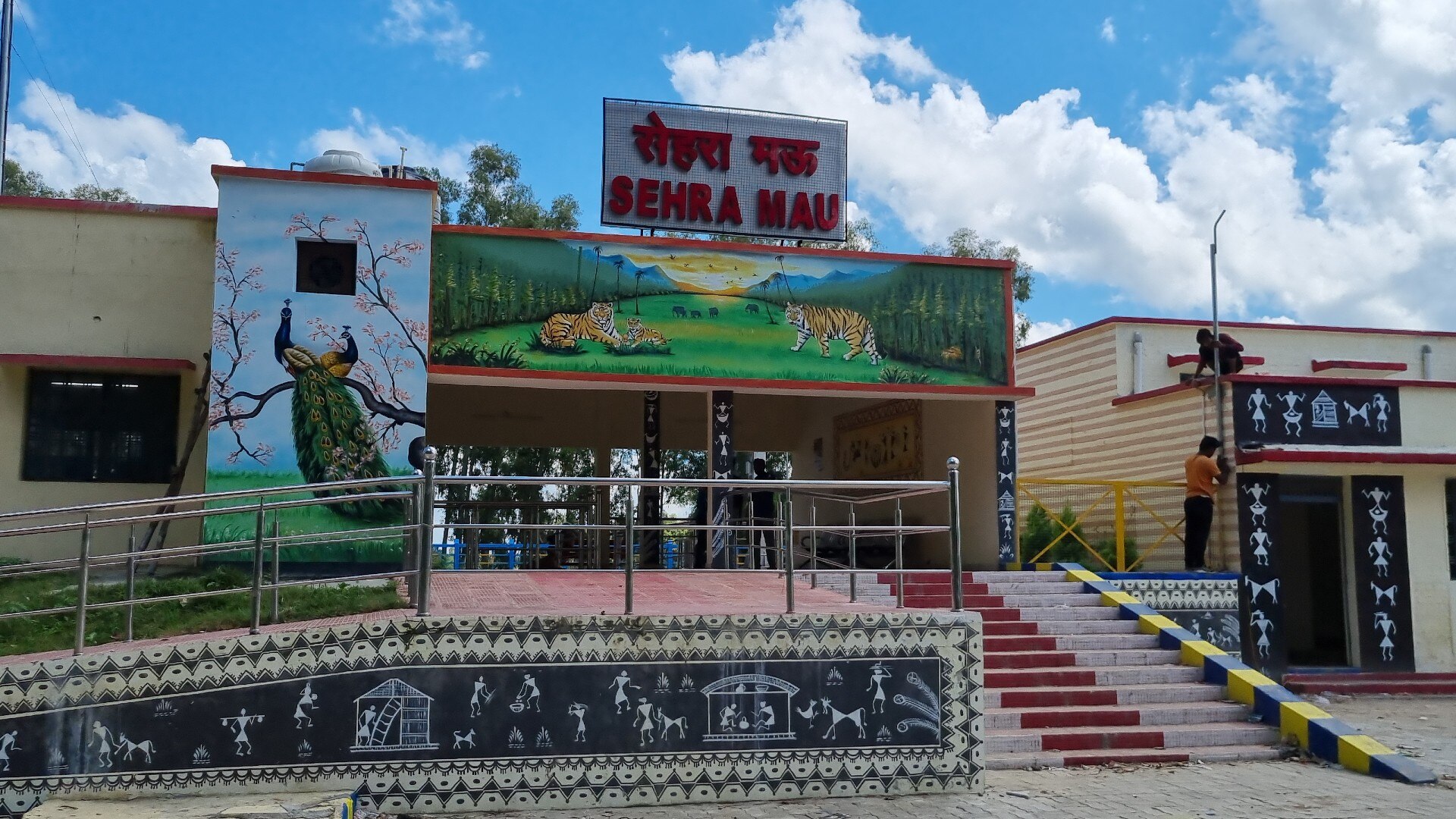 स्टेशन की सुंदरता देखते बनती है.