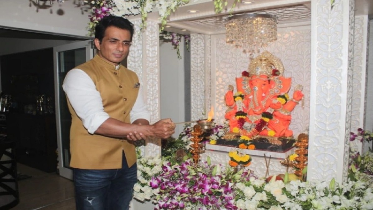 सोनू सूद ने किया गणपति बप्पा का स्वागत.