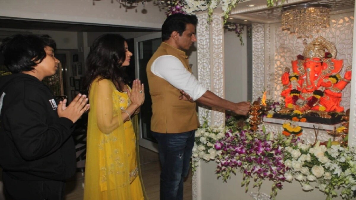 सोनू सूद ने किया गणपति बप्पा का स्वागत.