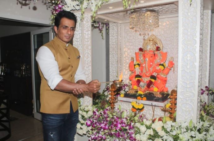 सोनू सूद ने किया गणपति बप्पा का स्वागत.