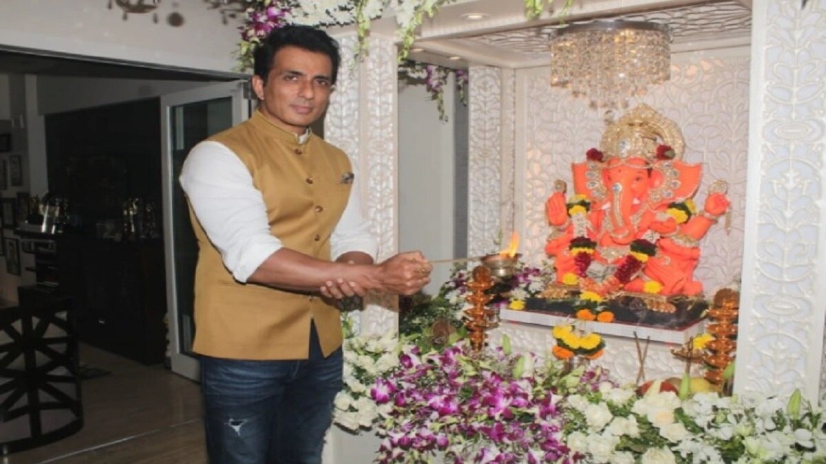 सोनू सूद ने किया गणपति बप्पा का स्वागत.