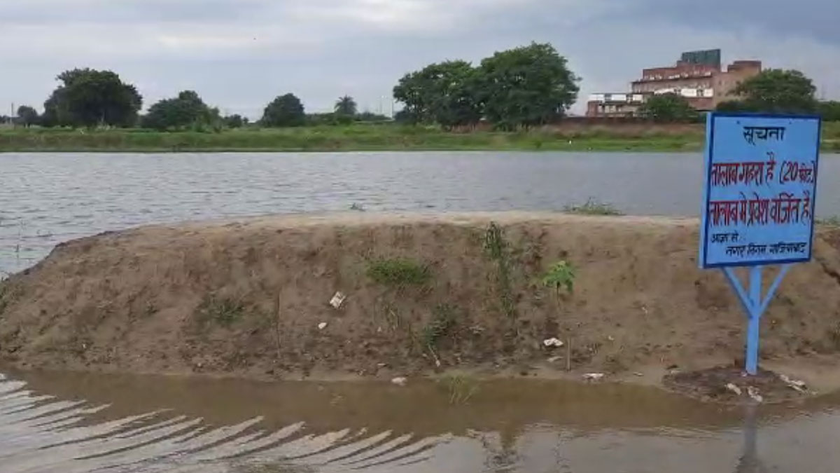 इंजीनियरिंग की नौकरी छोड़ तालाबों की देखरेख में जुटा शख्स