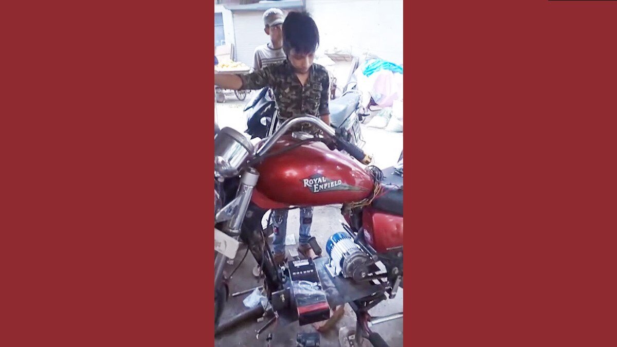 जुगाड़ की ई-बाइक के साथ छात्र 