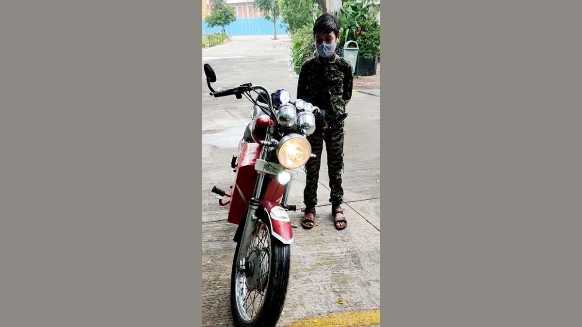 जुगाड़ की ई-बाइक के साथ छात्र 