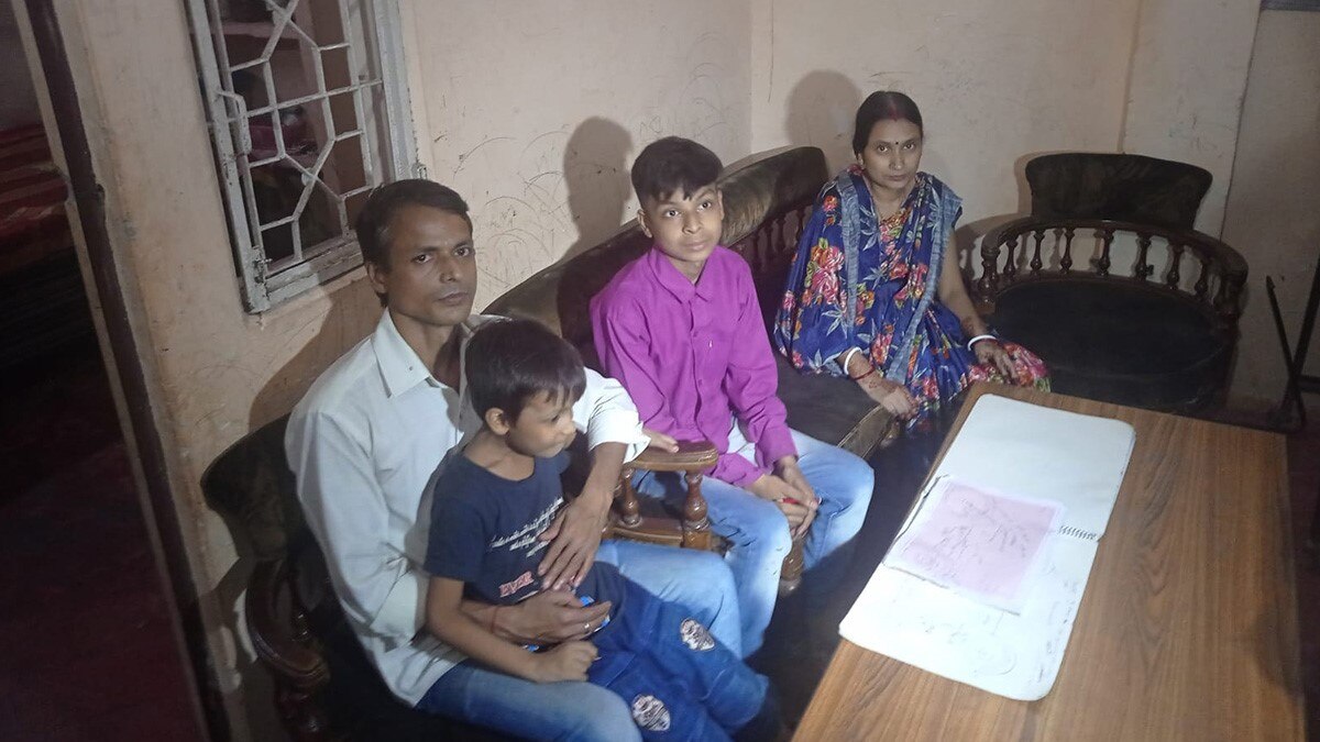 जुगाड़ की ई-बाइक के साथ छात्र 