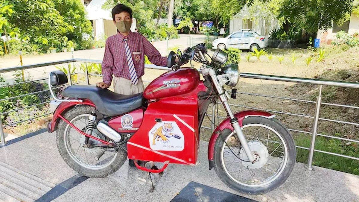 जुगाड़ की ई-बाइक के साथ छात्र 