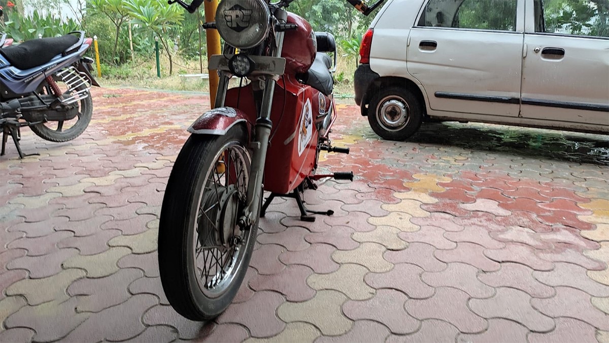 जुगाड़ की ई-बाइक के साथ छात्र 