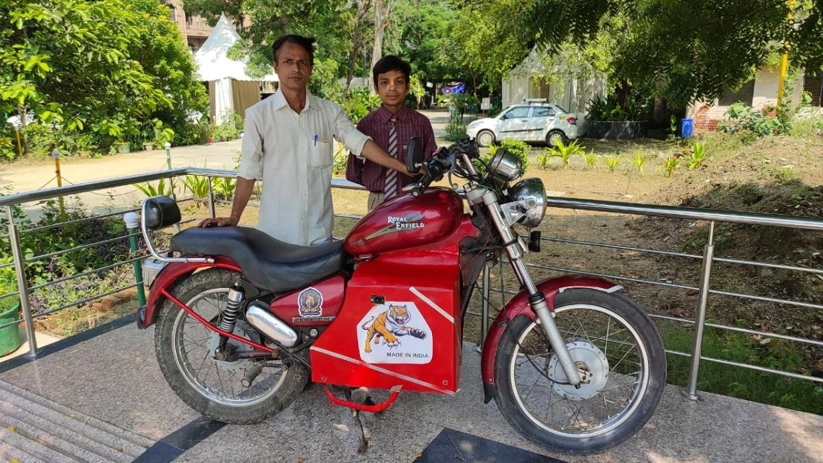 जुगाड़ की ई-बाइक के साथ छात्र 