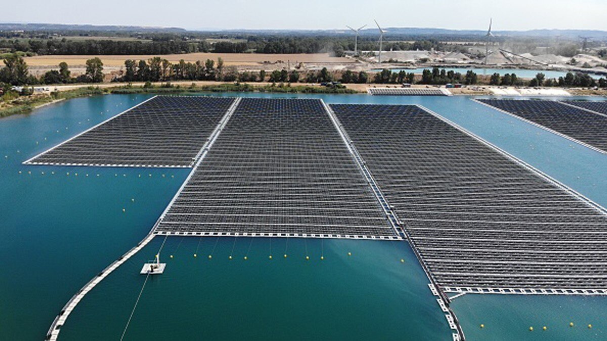 पानी पर तैरता देश का सबसे बड़ा सोलर प्लांट  पानी पर तैरता देश का सबसे बड़ा सोलर प्लांट
