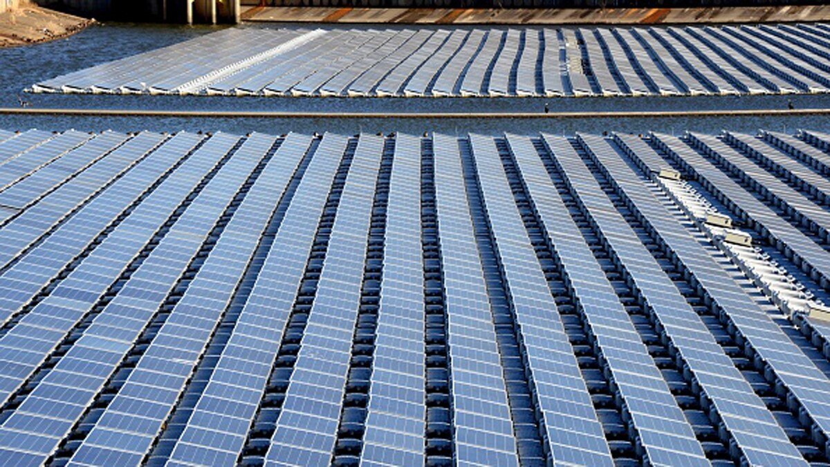 पानी पर तैरता देश का सबसे बड़ा सोलर प्लांट  पानी पर तैरता देश का सबसे बड़ा सोलर प्लांट