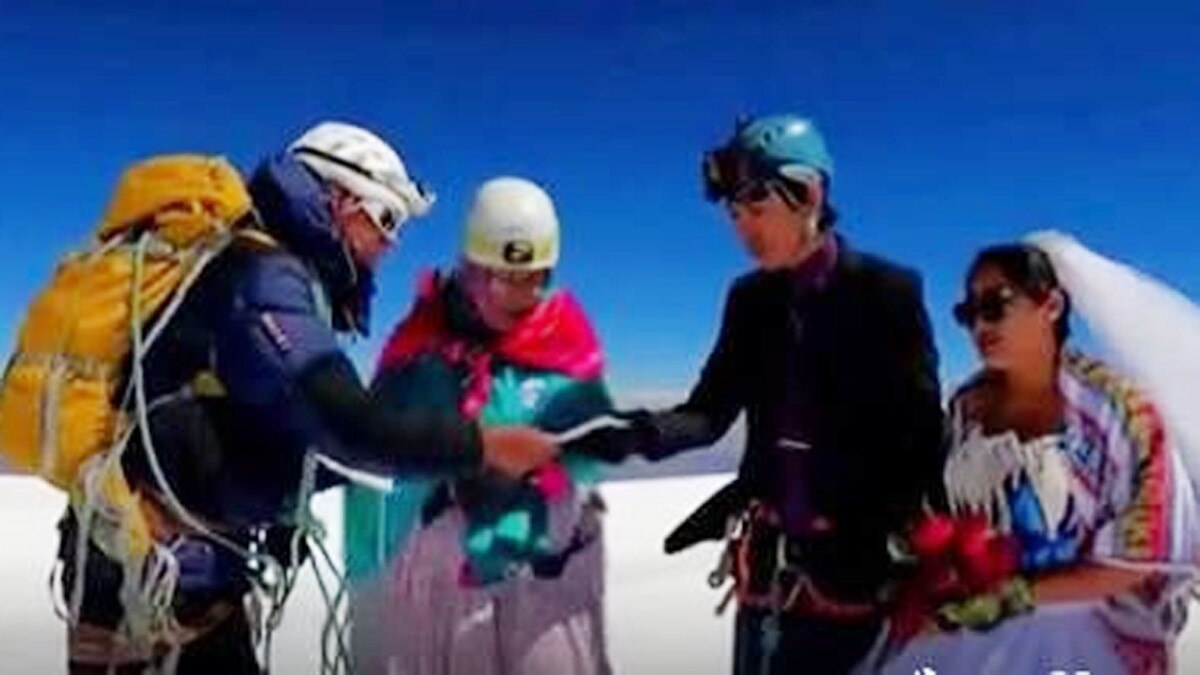 जोड़े ने 21 हजार 125 फीट की ऊंचाई पर की शादी