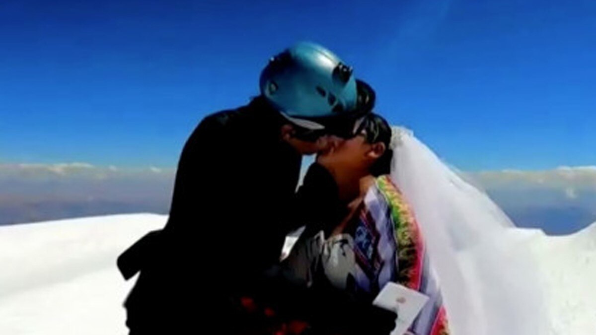 जोड़े ने 21 हजार 125 फीट की ऊंचाई पर की शादी