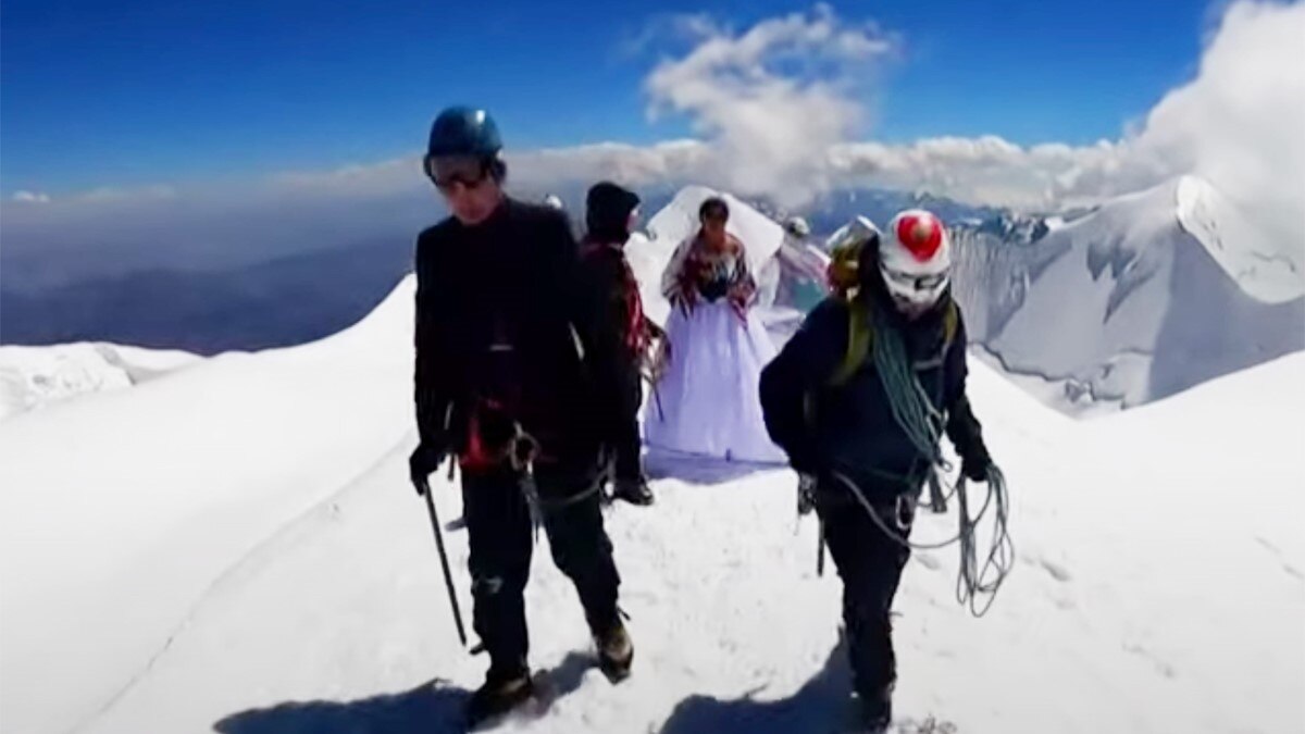 जोड़े ने 21 हजार 125 फीट की ऊंचाई पर की शादी