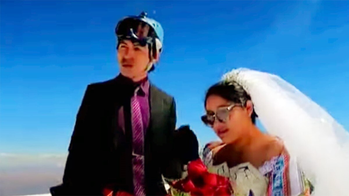 जोड़े ने 21 हजार 125 फीट की ऊंचाई पर की शादी