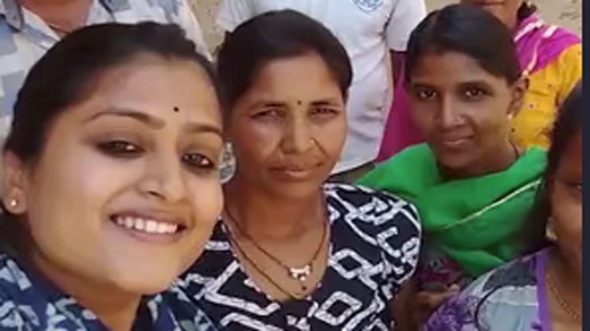 महिलाएं बांस से ज्वेलरी बनाकर लाखों कमा रही हैं 