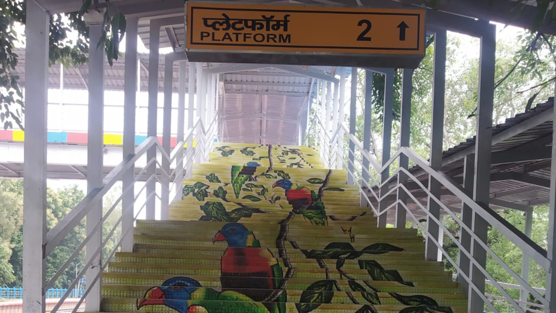 सीढ़ियों पर सुंदर पेंटिंग