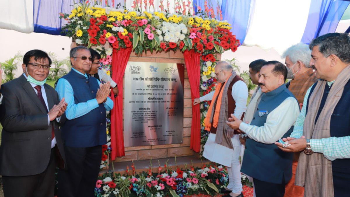 डल झील के शिकारा महोत्सव में शामिल हुए गृहमंत्री अमित शाह