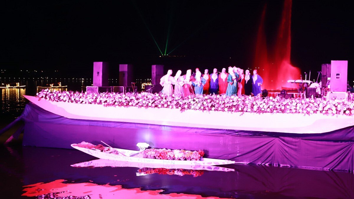 डल झील के शिकारा महोत्सव में शामिल हुए गृहमंत्री अमित शाह