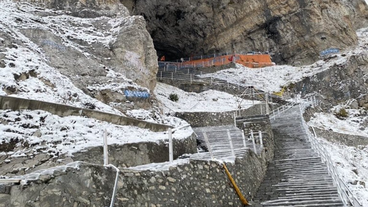 कश्मीर में मौसम की पहली बर्फबारी