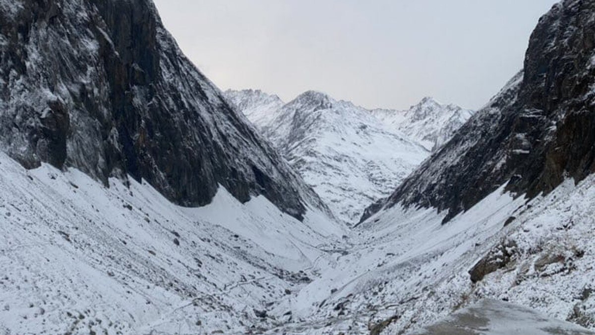 कश्मीर में मौसम की पहली बर्फबारी