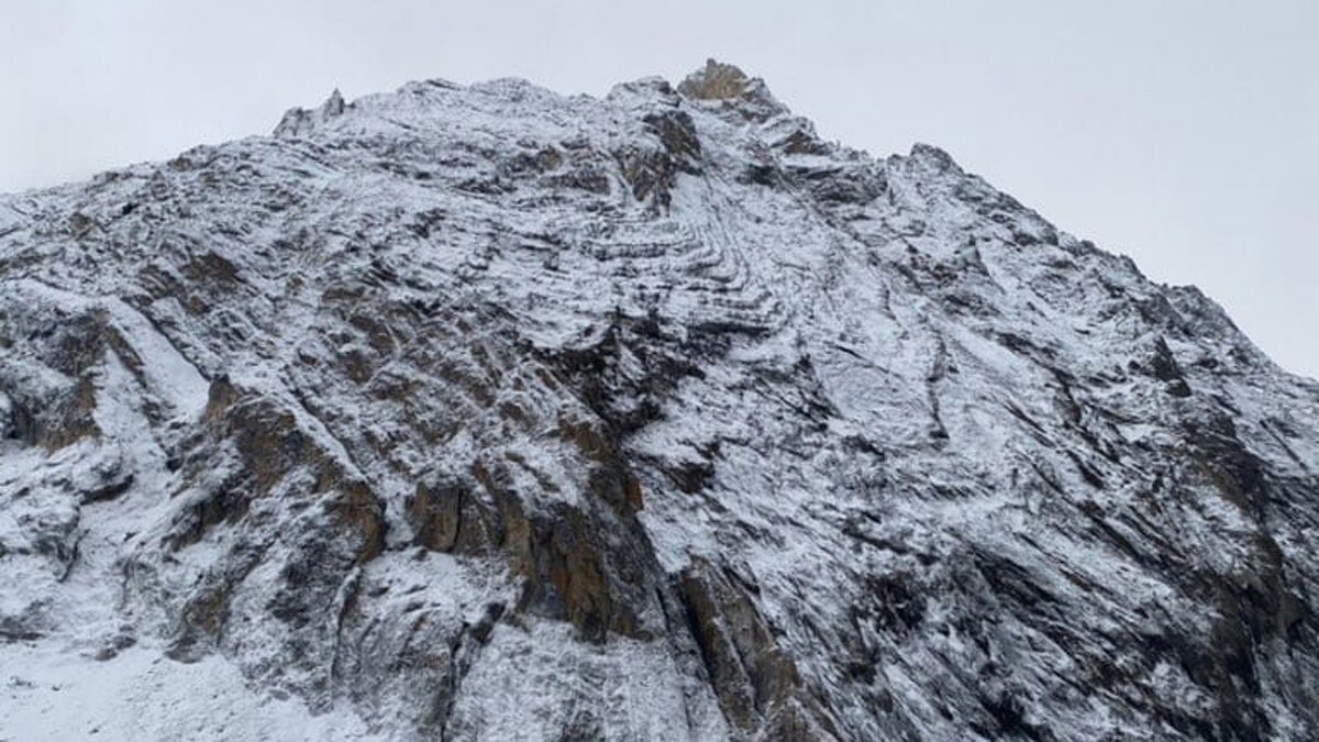 कश्मीर में मौसम की पहली बर्फबारी