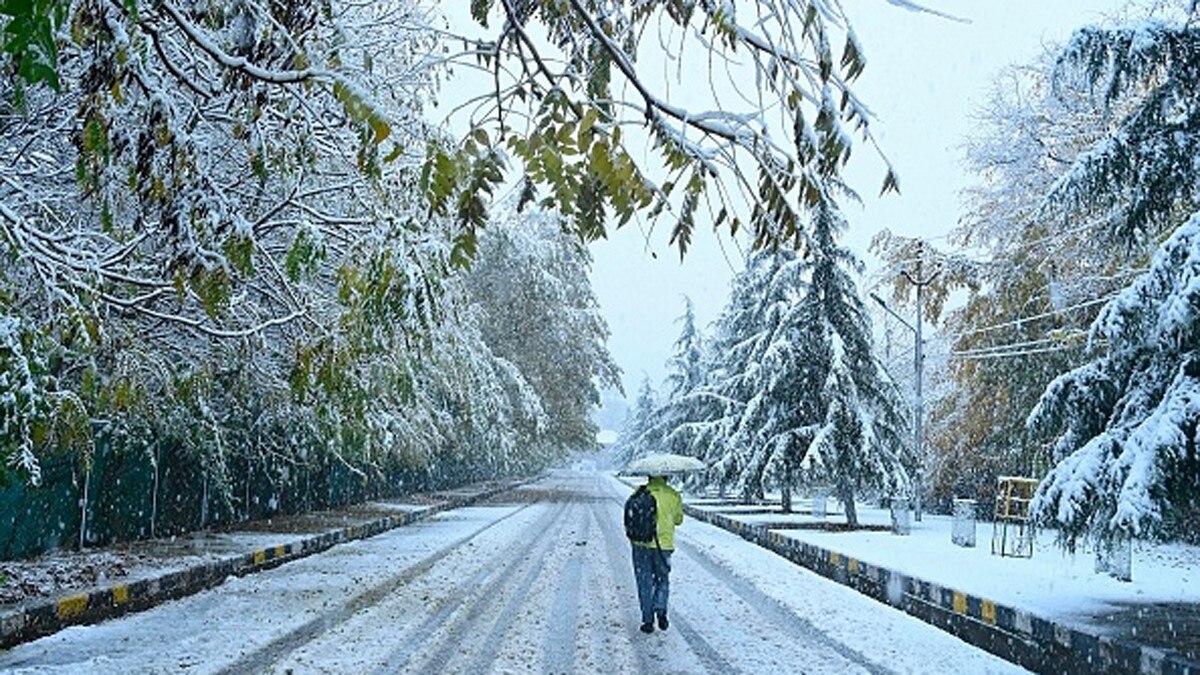कश्मीर में मौसम की पहली बर्फबारी