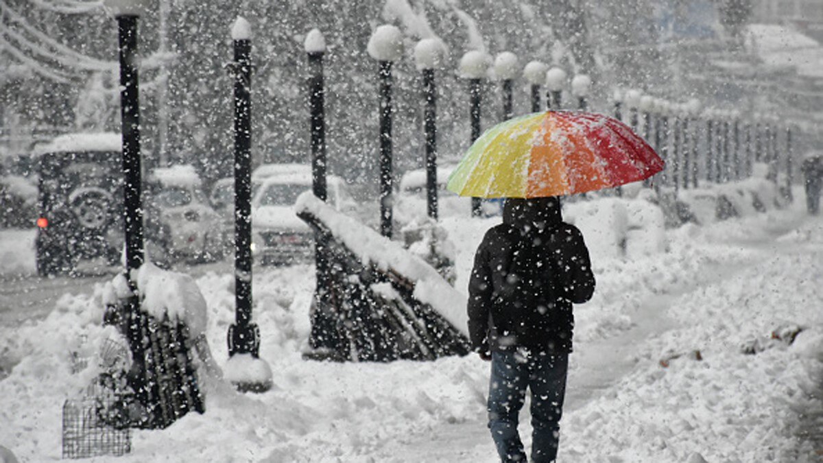 कश्मीर में मौसम की पहली बर्फबारी
