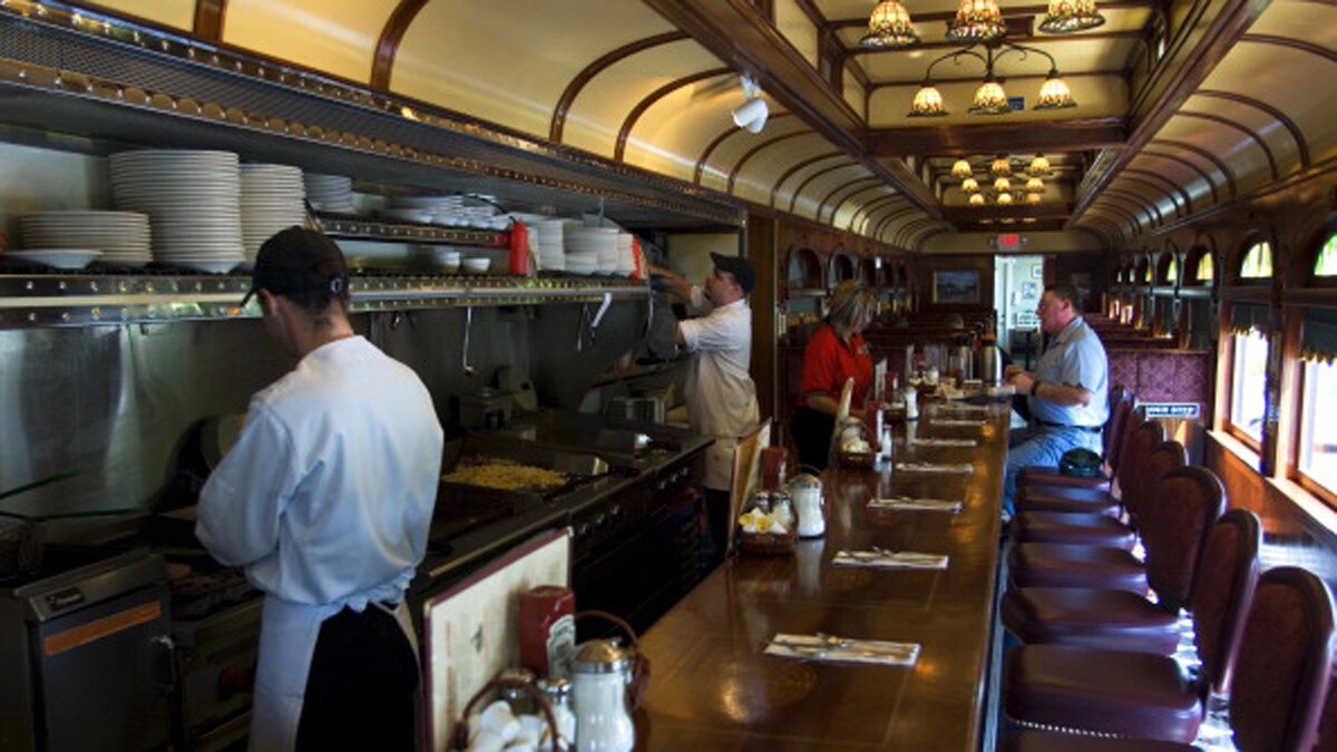 मुंबई को मिला ट्रेन के कोच में बना पहला रेस्टोरेंट