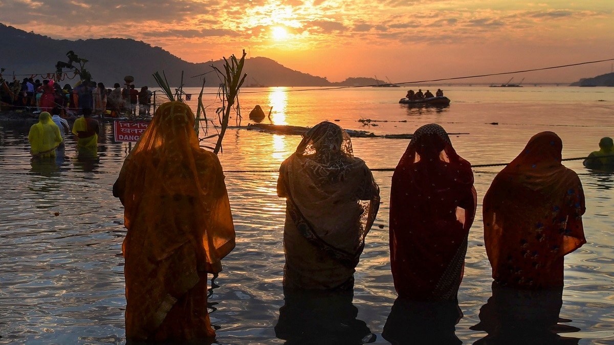 डूबते सूर्य को अर्घ्य देतीं छठ व्रती.