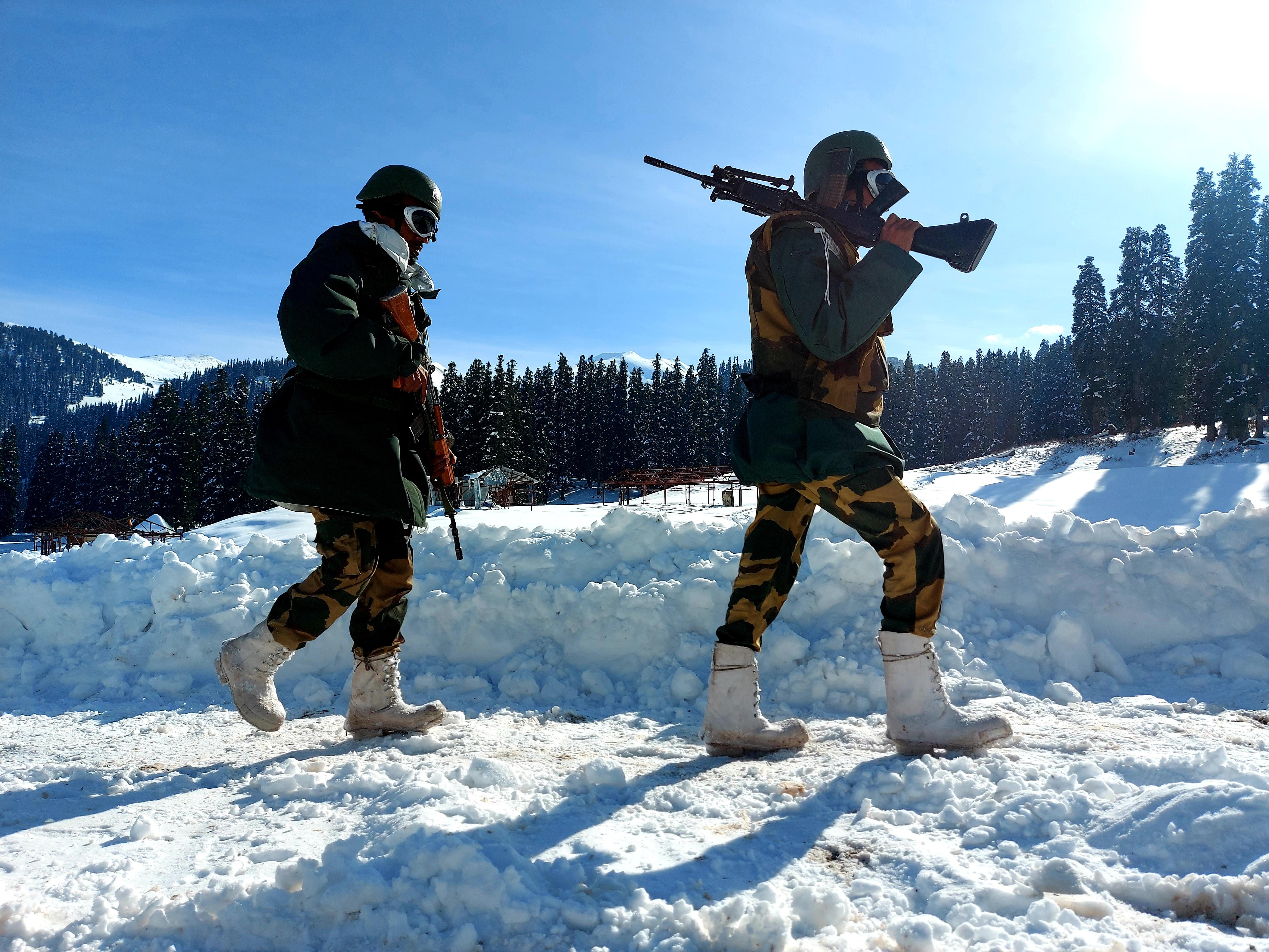 सर्दियों में सबसे  मुश्किल दौर गुजार रहे ये जवान