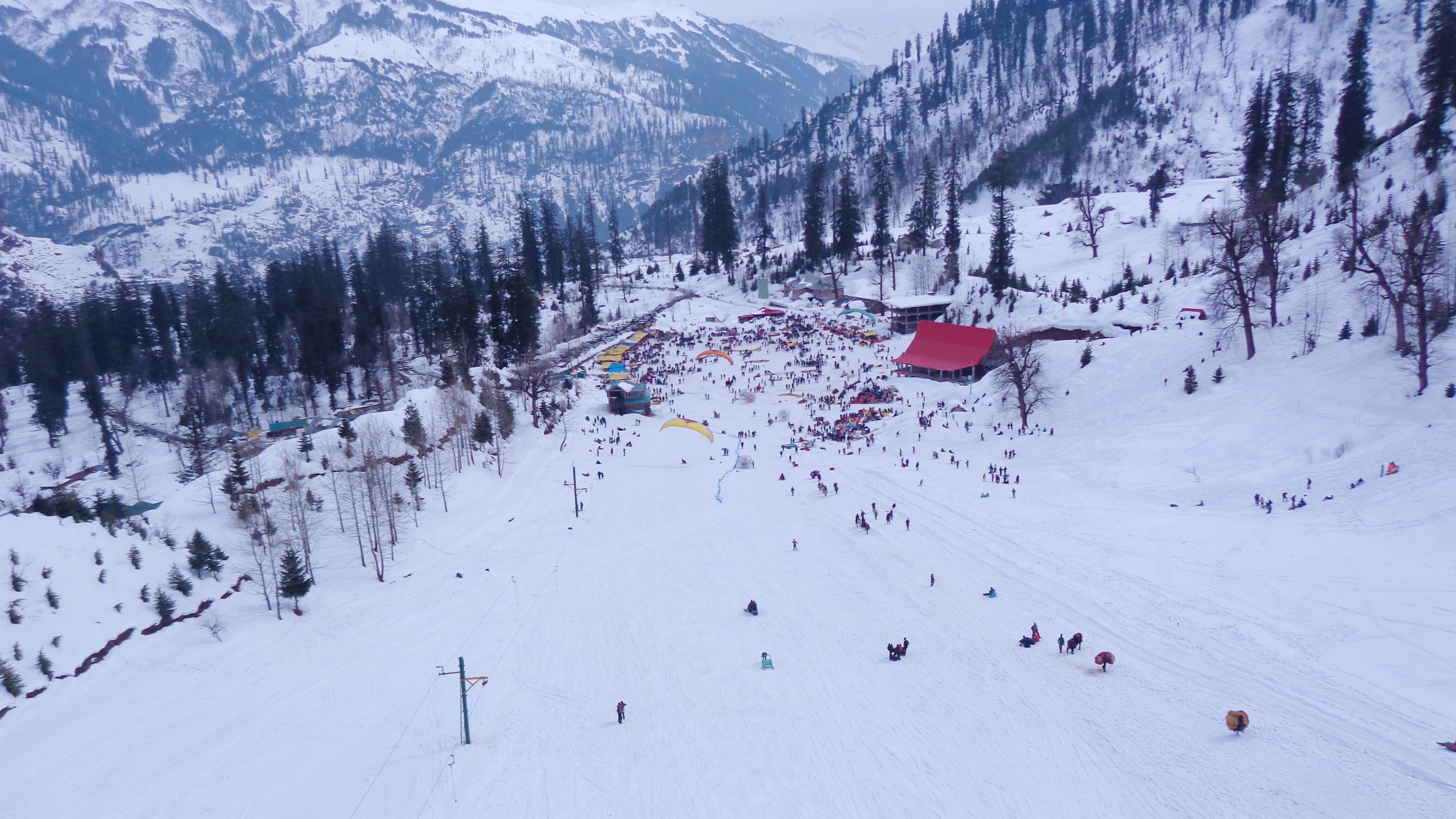 हिमाचल में हुई बर्फबारी