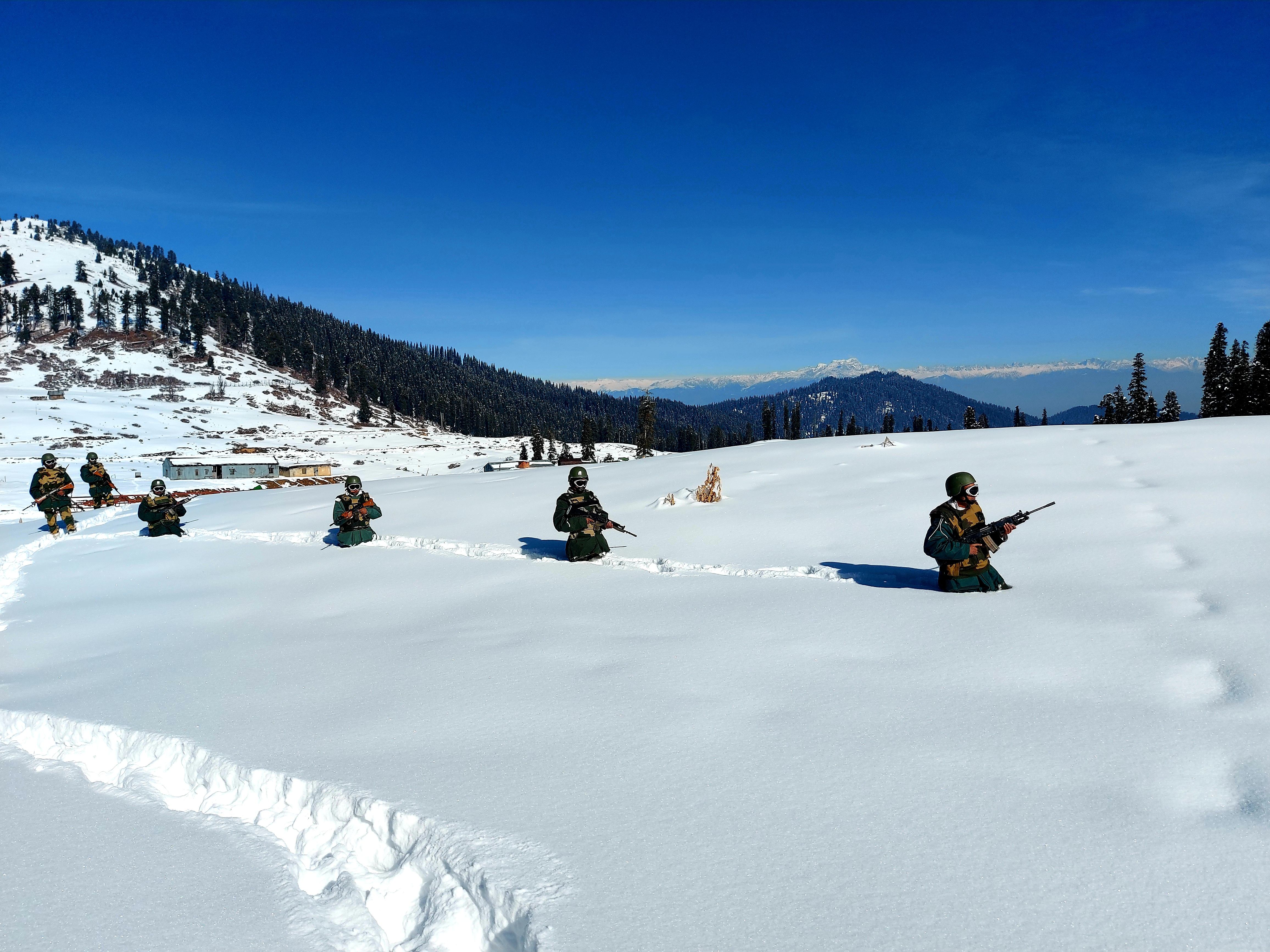 बीएसएफ के जवान शून्य से नीचे के तापमान में नियंत्रण रेखा (एलओसी) पर तैनात हैं. 