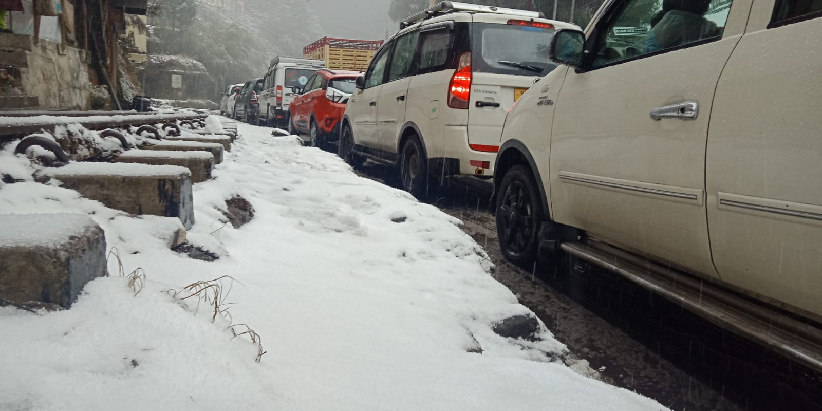 दार्जिलिंग के घूम में बर्फबारी