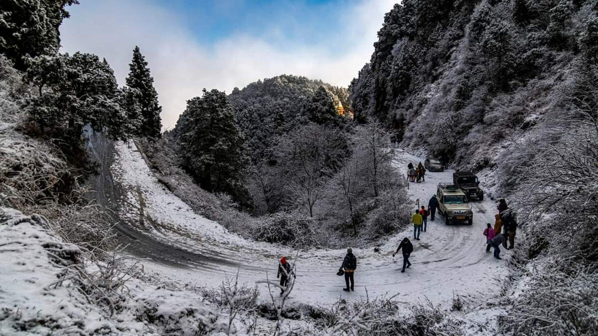 नैनीताल में सीजन की पहली बर्फबारी