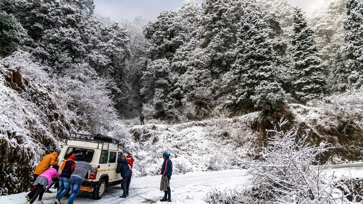 नैनीताल में सीजन की पहली बर्फबारी