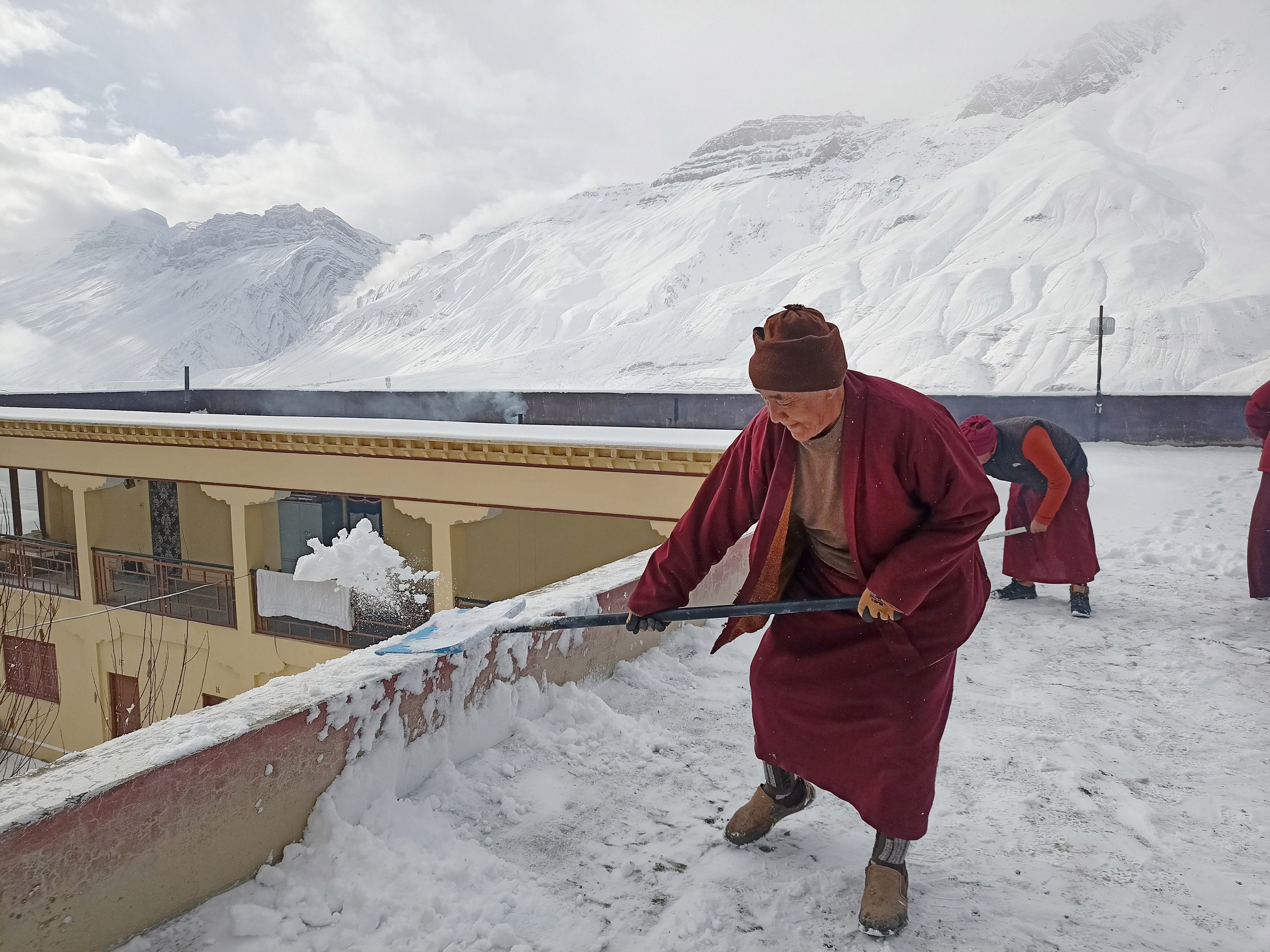 बर्फ की चादर से ढका इलाका