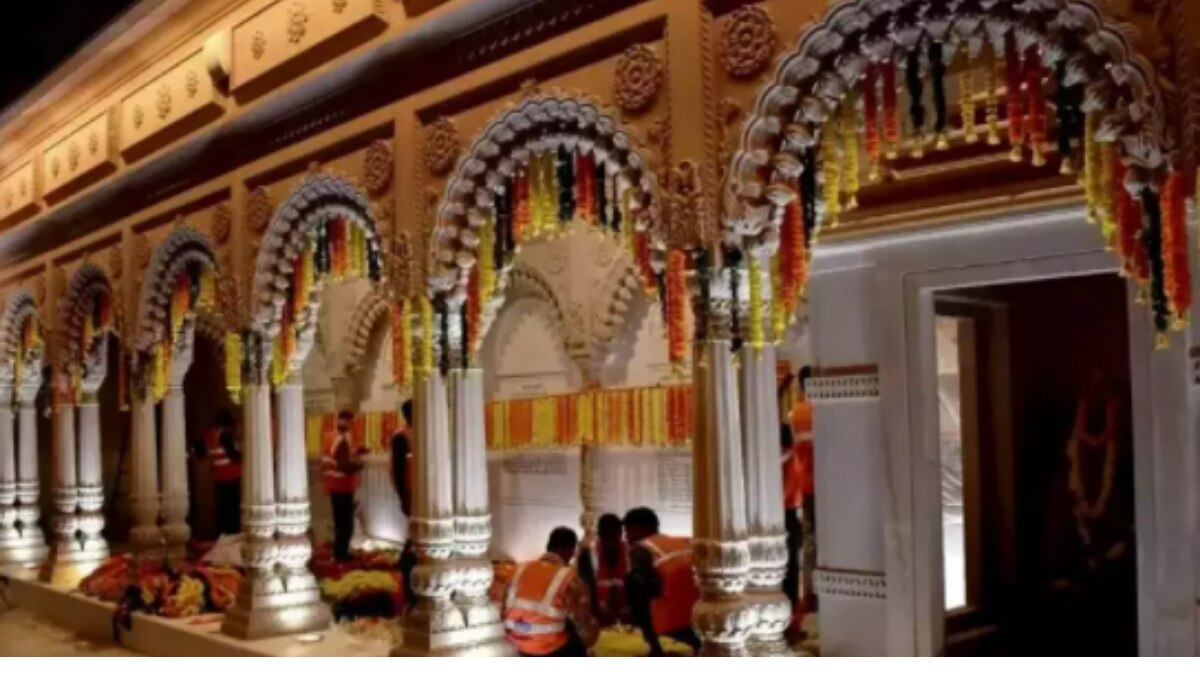 अनावरण से पहले सजाया गया मदिंर