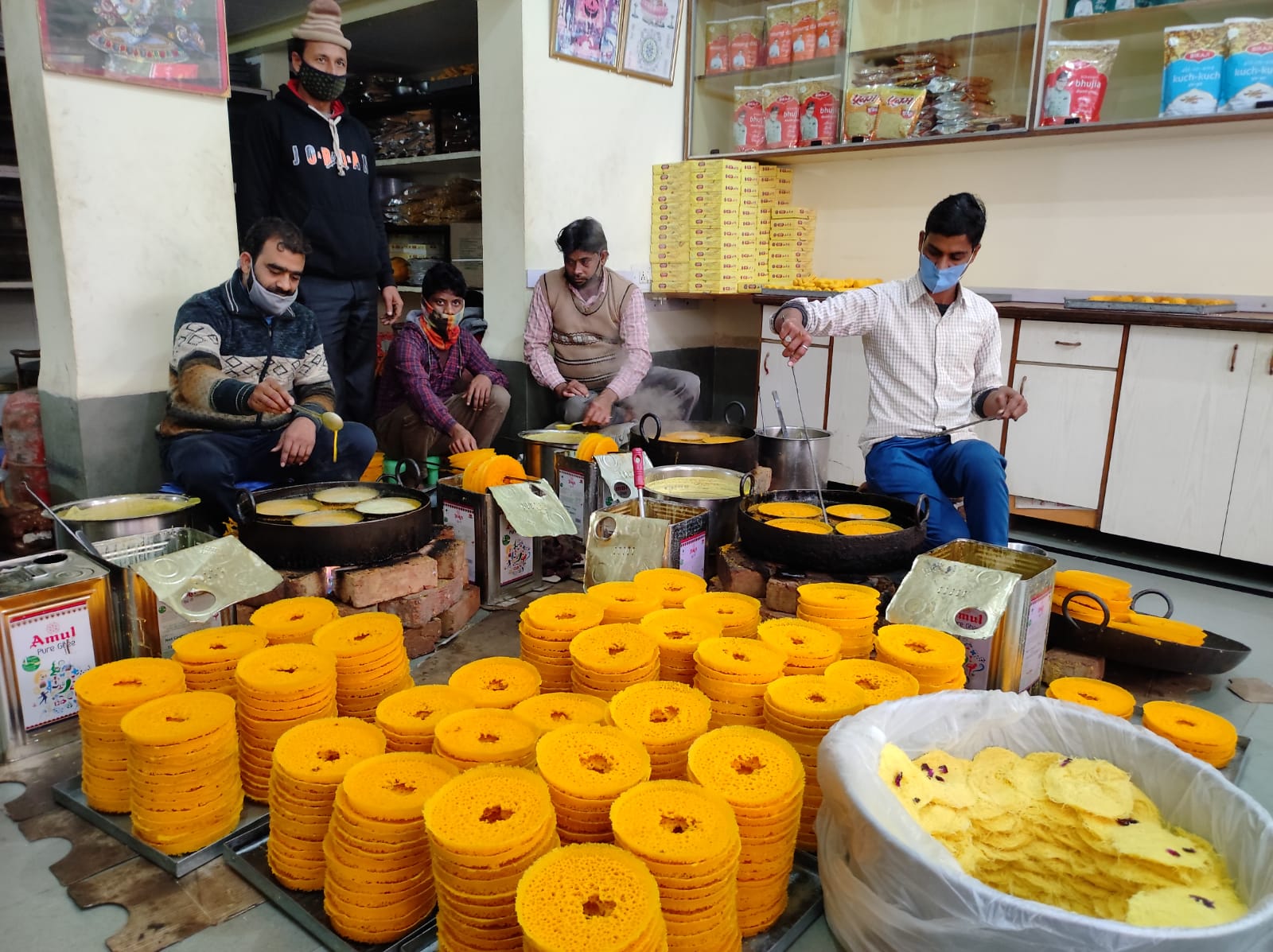 दुकानों में घेवर