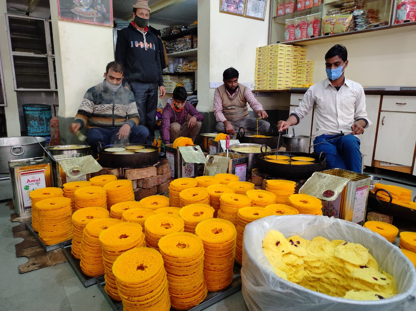 दुकानों में घेवर