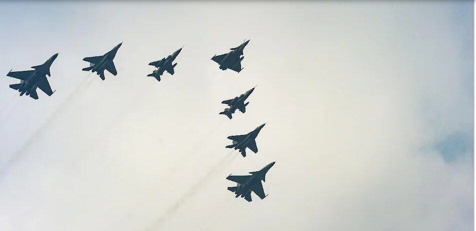 राजपथ पर 75 विमानों ने किया मेगा फ्लाईपास्ट 