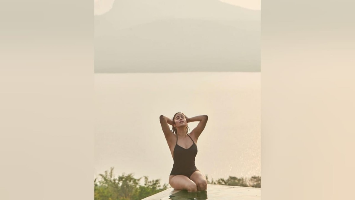 काले रंग की मोनोचीनी पहने जाह्नवी