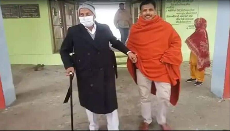 आगरा के एत्मादपुर में जनता इंटर कॉलेज पोलिंग बूथ