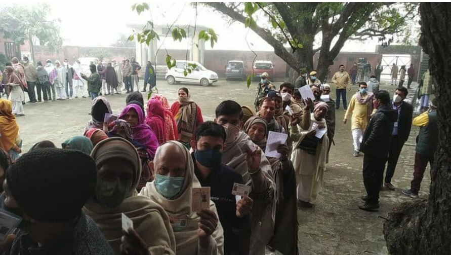 घने कोहरे और कड़ाके की ठंड की परवाह न करते हुए लोग मतदान करने बूथ पर पहुंचे और अपना वोट दिया