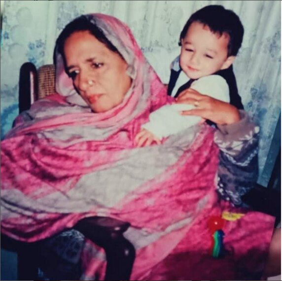 शायरा के बचपन की तस्वीर