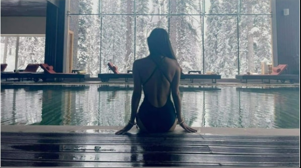 ब्लैक मोनोकिनी में फैशन का जलवा