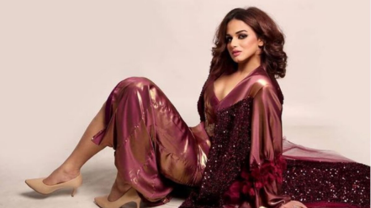 शायरा ने अपनी पढ़ाई दुबई में की है